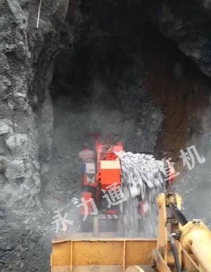 永力通引水洞礦用扒渣機(jī).jpg 永力通引水洞礦用扒渣機(jī).jpg